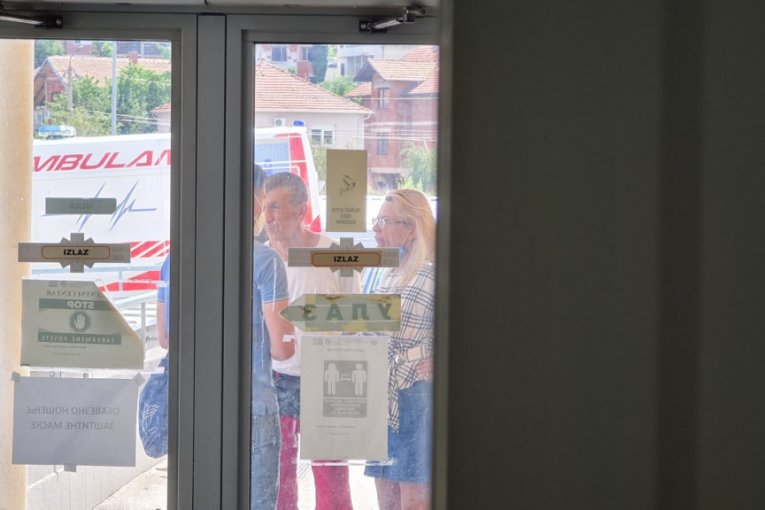 Marija i Siniša Kulić ispred bolnice u Nišu