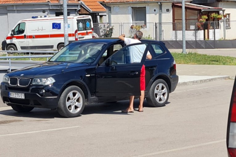 Marija i Siniša Kulić ispred bolnice u Nišu