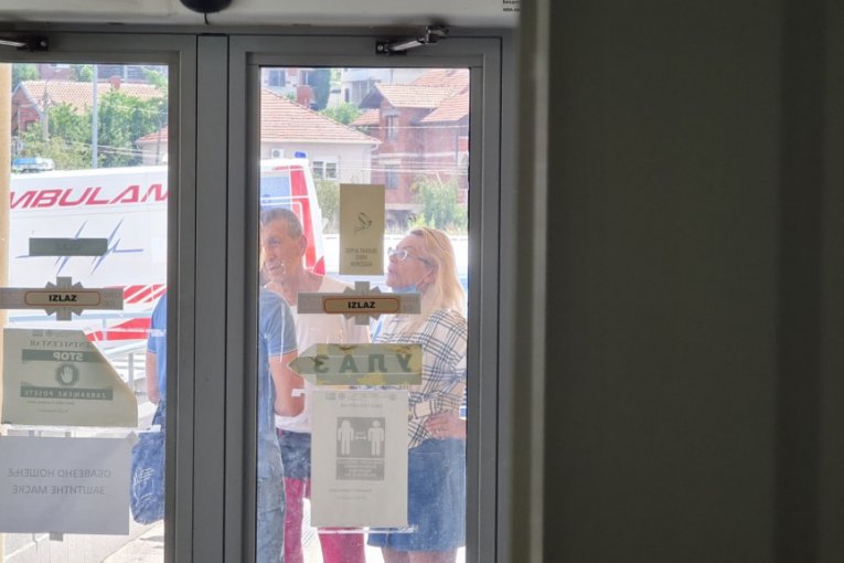 Marija i Siniša Kulić ispred bolnice u Nišu