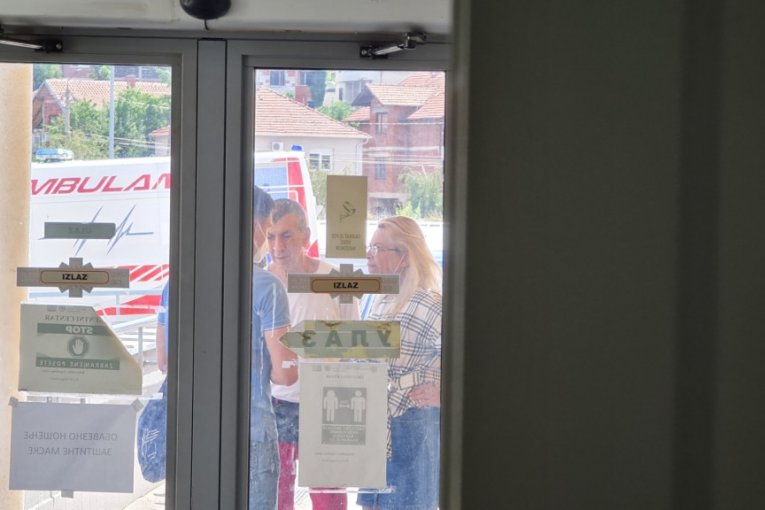 Marija i Siniša Kulić ispred bolnice u Nišu