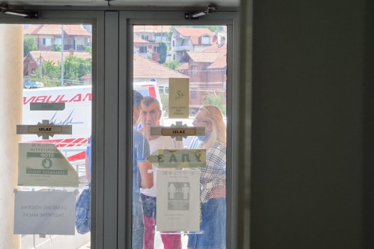 Marija i Siniša Kulić ispred bolnice u Nišu