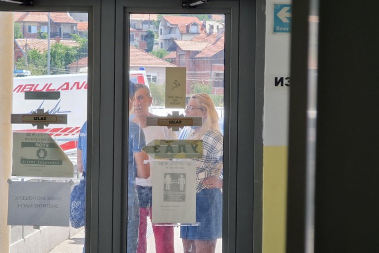 Kulići ispred bolnice u Nišu