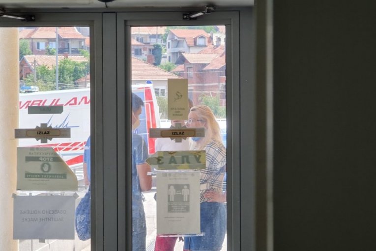 Marija i Siniša Kulić ispred bolnice u Nišu