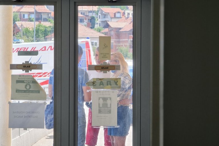 Kulići ispred bolnice u Nišu