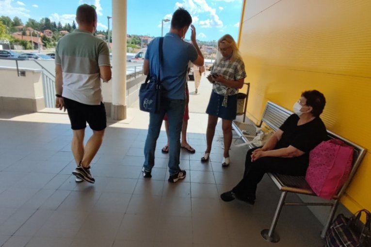 Kulići ispred bolnice u Nišu