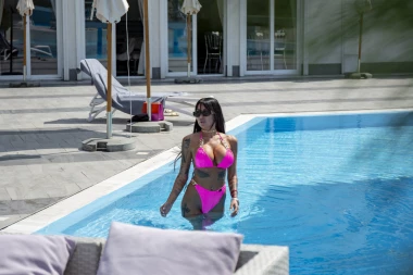 Vrelo izdanje Tijane Ajfon! Pokazala silikone i zmijsko telo: Starleta se opustila na bazenu, pa šokirala izjavom (FOTO/VIDEO)