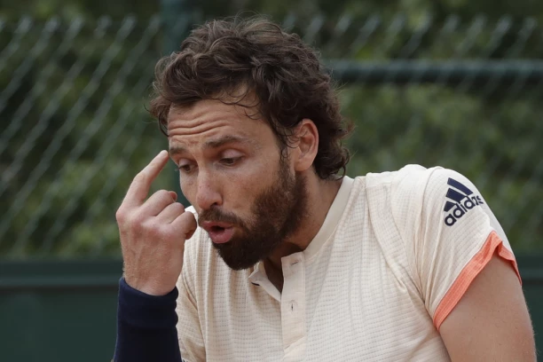Skandal-majstor ponovo u akciji: Gulbis reketom gađao protivnika! (VIDEO)
