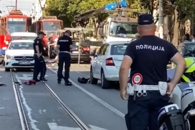 "ČULO SE KAO DA JE EKSPLODIRALA BOMBA" Detalji stravične nesreće u Beogradskoj u kojoj je poginuo motociklista (VIDEO)