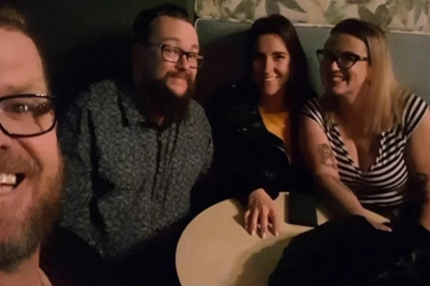 Muž nema ništa protiv što IMAM LJUBAVNIKA: Ode u dnevnu sobu kada mi momak dođe u posetu!