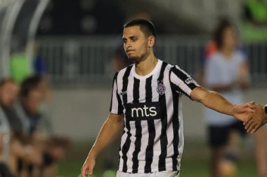 Pomračenje uma Kristijana Belića! Bezočni start veziste Partizana i direktan crveni karton u 22. minutu prvog poluvremena! (FOTO)