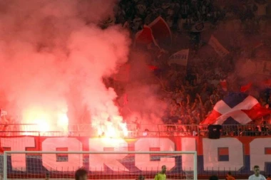 SKANDALOZNO! Navijači Hajduka postavili UŽASAVAJUĆI transparent i izazvali HAOS na tribinama! (FOTO)