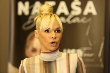 NATAŠA BEKVALAC BEZ TRUNKE ŠMINKE! Pevačica objavila jutarnji selfi, svi bruje o njenom prirodnom izgledu: "Kad smo se već ogolili..." (FOTO)