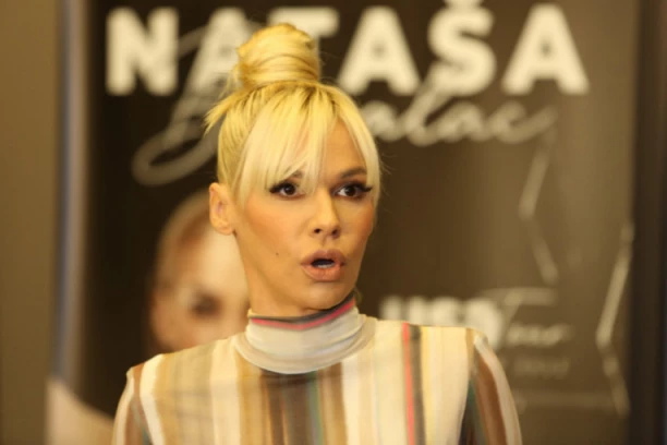 BEKVALČEVA UHVAĆENA SA DVA FRAJERA U STANU: Pevačica u bademantilu nikad izazovnija!