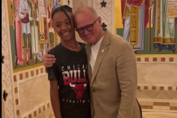 MOMČILO IZ KANADE NAUČIO SRPSKI I ODUŠEVIO SVE! Vesić sa učesnicima kampa "Srbija te zove"! (VIDEO)