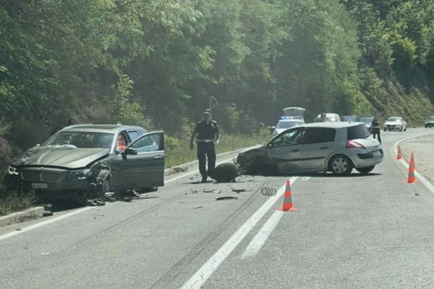 STRAVIČNA NESREĆA KOD KANJONA LIMA! Jednom vozilu ispao točak, drugo SLETELO SA MAGISTRALE!