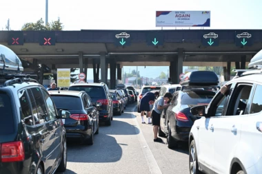 PUTNIČKA VOZILA BEZ ZADRŽAVANJA, PAKAO ZA TERETNJAKE! Na ovom prelazu se čeka i do 5 sati!