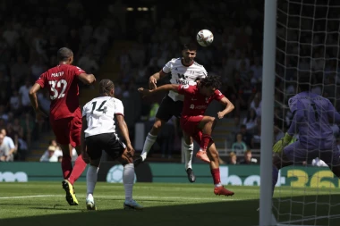 Srbin nastavio teror na Ostrvu: Mitrović zakucao loptu pod prečku Liverpula! (VIDEO)