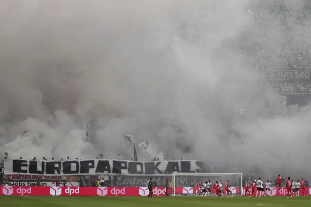 Nemačka ovo ne pamti: Navijači Ajntrahta napravili niz sramnih poteza na startu Bundeslige! (VIDEO)