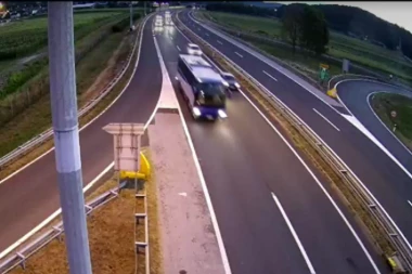 POJAVIO SE SNIMAK AUTOBUSA KOJI SE SURVAO S AUTO-PUTA! Da li on otkriva uzrok nesreće u Hrvatskoj? (VIDEO)
