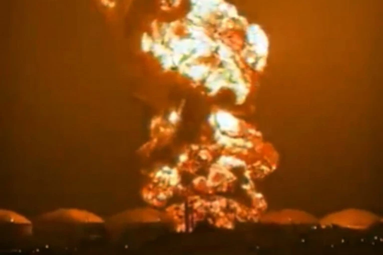 GORI NAFTNO SKLADIŠTE NAKON UDARA GROMA! Na Kubi se 17 vatrogasaca vodi kao nestalo (VIDEO)