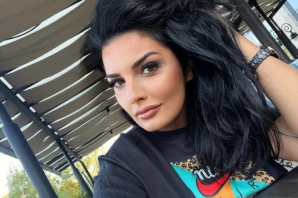 OLIVEROVA UDOVICA U SKOCKANOM IZDANJU PRED STUDENTIMA: Održala predavanje, posle nasmejana pozirala (FOTO)