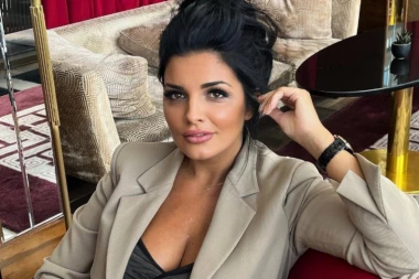 OLIVEROVA UDOVICA IZABRALA NEOBIČNU KOMBINACIJU ZA RADNI SASTANAK! Komentari se samo nižu: Ne slikajte noge, obratite pažnju na oblačenje! (FOTO)