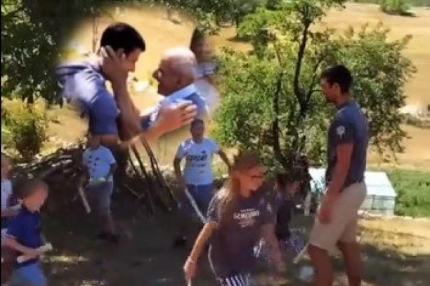 NOLE JE ČOVEK VELIKOG SRCA: Đoković u poseti mestu odakle je poreklom! Družio se sa decom, pa se izljubio sa dekom! (VIDEO)