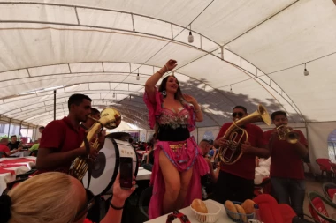 PAPRENO U GUČI: Pečenje skoro 4.000 dinara, a porcija kupusa čak 700 - ovo je ovogodišnji cenovnik na Saboru trubača (FOTO)