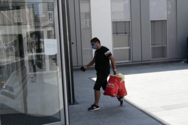 Kulićima ZABRANJENE posete, Bebicu OBEZBEĐENJE ZAUSTAVILO! (FOTO/VIDEO)