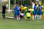 HOROR NASRED TERENA: Stravičan sudar fudbalera i golmana, Holanđanin završio u KOMI! Bore mu se za život! (UZNEMIRUJUĆI VIDEO)