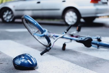 SAOBRAĆAJKA U ČAČKU:  Biciklistu pokoslo vozilo!