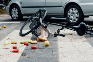 SAOBRAĆAJKA U NIŠU: Audi naleteo na dostavljača na biciklu - vozač dvotočkaša prebačen u bolnicu!