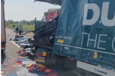 "JE L' ŽIV OVAJ ČOVEK": VELIKA NESREĆA KOD JAGODINE - Kamion naleteo na mercedes! (VIDEO)
