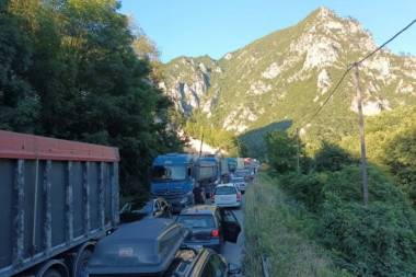 TREBALO JE DA STIGNEMO DO MORA DO SAD! Kolaps na graničnom prelazu sa Crnom Gorom, kolona 10 kilometara!