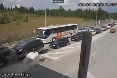 ČEKA SE I NA PRELAZU JABUKA! Svi nagrnuli u Crnu Goru, gužve ogromne! (FOTO,VIDEO)