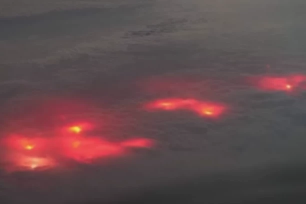 Jedni tvrde da su VANZEMLJCI, drugi da su VULKANI, a STRUČNJAK...! Pilot snimio šokantan prizor na nebu iznad okeana! (VIDEO)