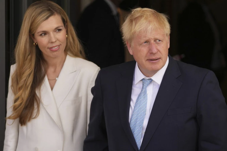 Britanci GRCAJU dok on jede MEDVEĐE MESO i uživa u EKO HOTELU u Sloveniji! Boris Džonson na zakasnelom MEDENOM MESECU!