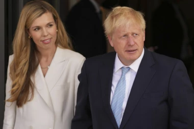 Britanci GRCAJU dok on jede MEDVEĐE MESO i uživa u EKO HOTELU u Sloveniji! Boris Džonson na zakasnelom MEDENOM MESECU!