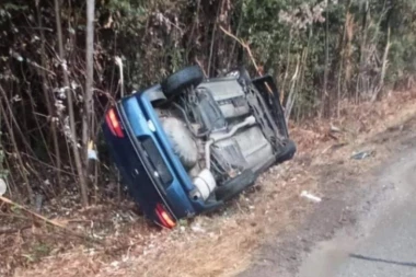 Vozač teško povređen! Automobil upao u kanal i prevrnuo se na krov kod Bogatića! (FOTO)