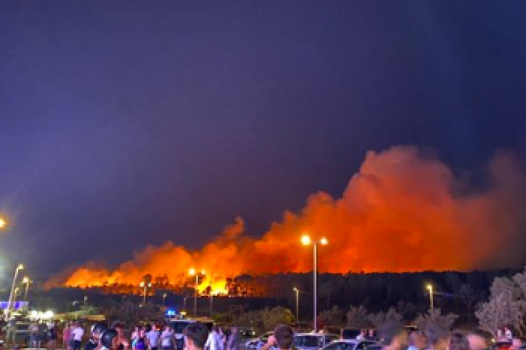 Požar na  NAJPOZNATIJOJ PLAŽI u Hrvatskoj pod kontrolom! Sa Zrća, ipak, evakuisano nekoliko hiljada gostiju! (VIDEO)