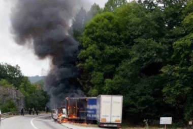 Vozač se spasao u zadnji čas! Vatra za tili čas progutala šleper nasred magistrale kod Prijepolja!