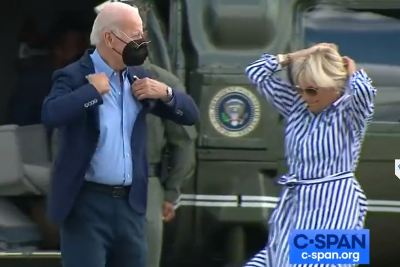 NOVI BAJDENOV ISPAD! Predsednik SAD se bori da obuče sako, ali mu ne uspeva! (VIDEO)