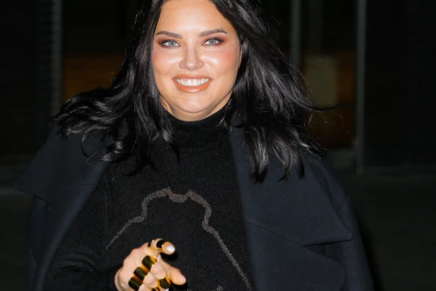 POGLEDAJTE KAKO ADRIJANA LIMA IZGLEDA NAKON POROĐAJA: Komentari ne prestaju, ona im žestoko zapušila usta (FOTO)
