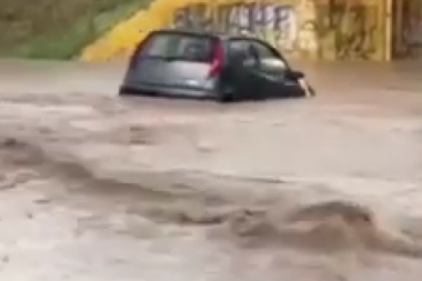 JAKO NEVREME U NIŠU: Automobili plutali po vodi, padao grad veličine lešnika (VIDEO)