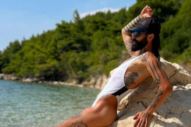 Božo Vrećo pozirao na plaži u JEDNODELNOM KUPAĆEM! Pažnju privukla njegova IZVAJANA figura i zategnute noge, komentari pljušte na sve strane! (FOTO)