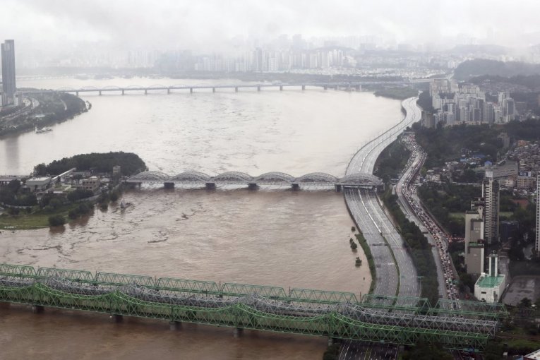 MORALA SAM DA SE PENJEM SVE VIŠE, DONJI SPRATOVI SU POTAPANI VELIKOM BRZINOM: Najmanje 8 mrtvih u poplavama usled jakih kiša u Seulu! (VIDEO)