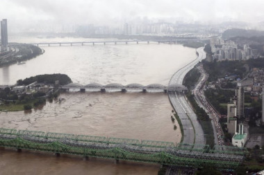 MORALA SAM DA SE PENJEM SVE VIŠE, DONJI SPRATOVI SU POTAPANI VELIKOM BRZINOM: Najmanje 8 mrtvih u poplavama usled jakih kiša u Seulu! (VIDEO)