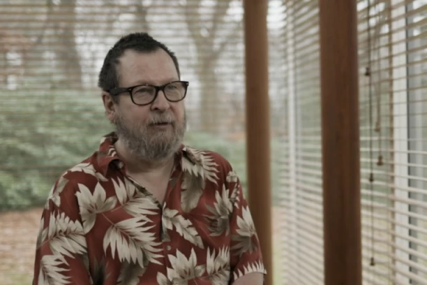 Kontroverzni reditelj TEŠKO OBOLEO! Mislio je da su simptomi nastali zbog odvikavanja od ALKOHOLA, a onda je saznao strašnu ISTINU!