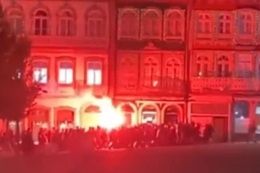 NOVOSAĐANI BEŽALI, SPASAVALI ŽIVE GLAVE U SPLITU! Oko 50 crnokošuljaša NASILNO upalo na srpsku svečanost - OGLASILA SE HRVATSKA POLICIJA