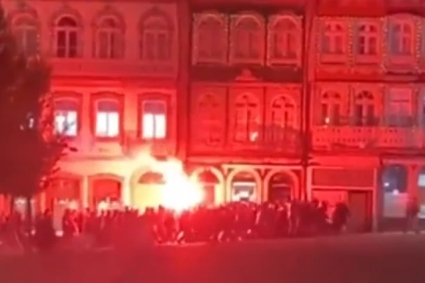 USTAŠKI PIR U PORTUGALU: Navijači splitskog Hajduka lomili sve po Gimaraešu, baklje letele na sve strane, stanovnici bežali po ulici (VIDEO)